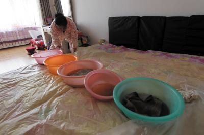 若尔盖楼上漏水，住户失联，小区没物管，业主维权难！律师来支招……